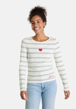 Weißes Langarmhemd mit schwarzen Streifen, versehen mit einem roten Herzen auf der Brust und einem kleinen roten Logo am Saum. Weicher Stoff.