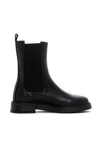 Zwarte leren Chelsea boots met textuur in slangenpatroon, elastische zijpanelen en een stevige zwarte zool.