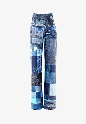 Blaue Denim-Hosen mit weitem Bein, die ein Patchwork-Design mit verschiedenen Blautönen, distressed Texturen und Taschen aufweisen.