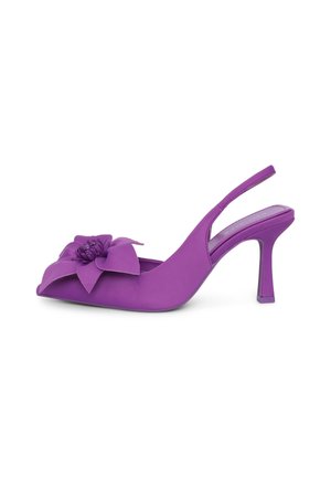 Tacco slingback viola con punta affusolata, caratterizzato da un grande accento floreale sulla parte anteriore e una texture liscia e opaca.