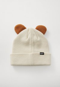 Mütze in cremefarbener Strickqualität mit braunen Ohrakzenten. Verfügt über einen umgeschlagenen Saum und ein kleines schwarzes Logo-Tag an der Seite. Weiche Textur.