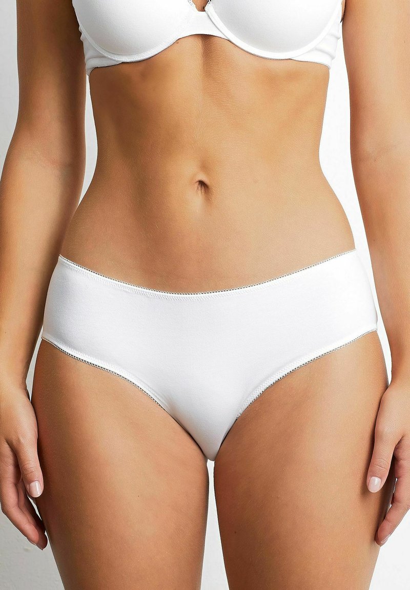 Boxeri hipster din bumbac alb, cu o textură netedă, având un tiv cusut subtil și un design minimalist. Fără modele sau accente vizibile.