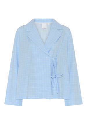 Lichtblauwe wikkeltop met een geruit patroon, ingeknipte kraag en striksluiting. Gemaakt van een zachte stof met lange mouwen.
