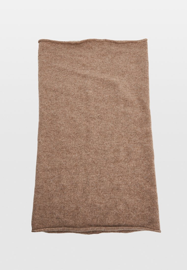 Brązowa dziana tkanina o miękkiej teksturze, prostokątnym kształcie i prostym wzorze, odpowiednia do odzieży lub akcesoriów domowych.