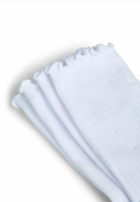 Chaussettes blanches côtelées avec un bord supérieur froncé, présentant une texture douce et une finition lisse. Trois paires sont partiellement empilées à la vue.