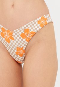 Bikini spodok s béžovo-bielym kockovaným vzorom, so silnými oranžovými kvetinovými potlačami. Hladká textúra a nízky strih.