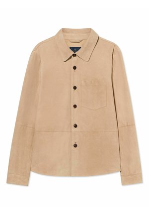 Camicia beige in suede con maniche lunghe, colletto appuntito, taschino frontale sul petto e bottoni marrone scuro lungo il centro.