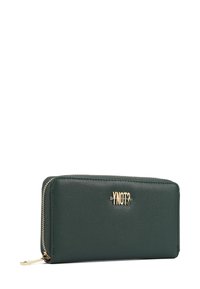 Portafoglio in pelle verde con logo dorato, forma rettangolare, chiusura a zip, superficie textured e dettagli di cucitura sottili.