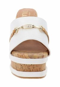 Sandalo bianco con piattaforma in sughero, accentuato da una prominente catena dorata e una soletta texturizzata beige. Parte superiore liscia con design open toe.