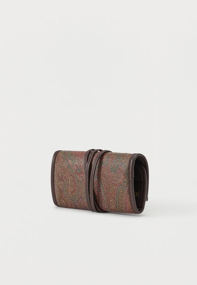 Pochette en tissu texturé roulée avec un motif cachemire multicolore et des bordures et attaches en brun foncé, sur un fond blanc uni.