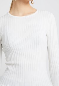 Steffen Schraut Stickad tröja - off-white