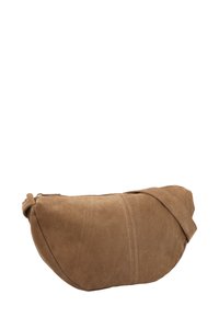 Hnědá semišová kabelka na clutch s kulatým tvarem, diagonálním prošitím a zapínáním na zip. Má uzlový popruh pro snadné nošení.