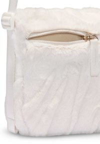 Borsa a tracolla bianca in pelliccia sintetica con superficie texturizzata, dotata di una tasca con zip e un manico di colore chiaro. Gli accessori includono hardware di zip dorato.