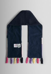 Fular din fleece bleumarin cu ciucuri roz, violet și galbeni. Are un etichetă aproape de centru și o textură netedă. Are formă de inel.