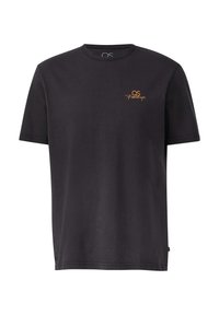 Černé bavlněné tričko s kulatým výstřihem, krátkými rukávy a malým oranžovým logem QS na levé hrudi. Jednoduchý, nezdobený design.