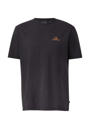 Zwarte katoenen t-shirt met een ronde halslijn, korte mouwen en een klein oranje QS-logo op de linkerborst. Eenvoudig, onopvallend ontwerp.