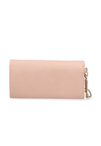 Portafoglio rettangolare in pelle rosa con una texture liscia, accentato da una catena dorata e bordi cuciti. Design compatto per una facile maneggevolezza e conservazione.