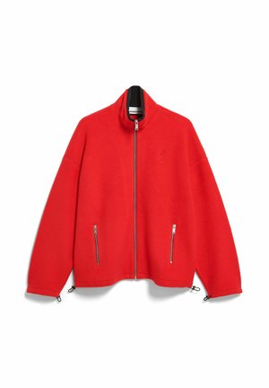 Rote Jacke aus weichem Stoff mit hohem Kragen, durchgehendem Frontreißverschluss und zwei seitlichen Reißverschlusstaschen. Verfügt über verstellbare Kordelzüge am Saum.