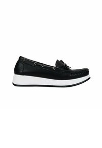 Zapato negro de cuero tipo slip-on con punta redondeada, suela de goma blanca, acento de lazo y ojales decorativos de metal a lo largo del costado.