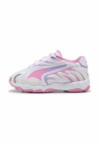 Scarpe sportive bianche con accenti rosa e viola, superiore in rete, colletto imbottito e elementi di design ondulati distintivi. Suola in gomma.