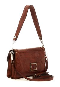 Borsa a mano in pelle marrone con forma rettangolare, dettagli con borchie, tracolla regolabile e chiusura a patta. Presenta ferrature argentate e finitura texturizzata.