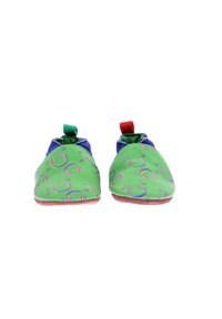 Chaussures douces vertes et violettes ornées d'un motif ludique de notes de musique et d'instruments, avec des tirettes rouges et vertes pour un enfilage facile.
