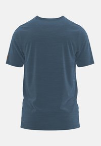 Donkerblauwe T-shirt met korte mouwen en een ronde hals. Bevat een gestructureerd oppervlak en een klein logo accent op de linker mouw.