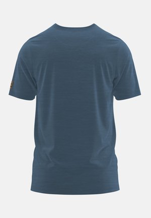 Dunkelblaues Kurzarm-T-Shirt mit Rundhalsausschnitt. Hat eine strukturierte Oberfläche und ein kleines Logo-Akzent am linken Ärmel.