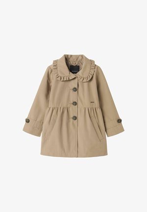 Abrigo infantil beige con un cuello con volantes, cierre de botones en la parte delantera, dos bolsillos y cintura fruncida, fabricado en una tela suave.