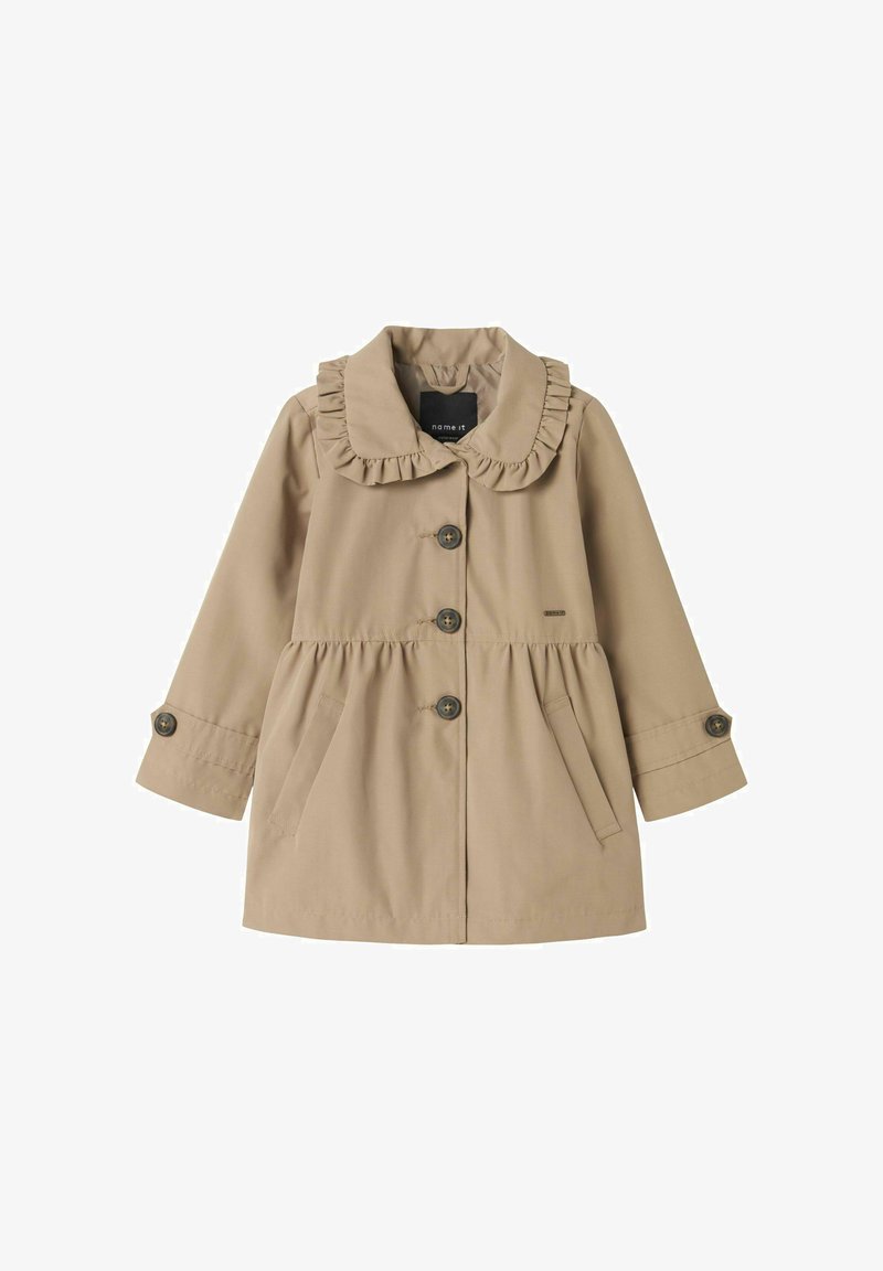 Beženi dječji kaput s nabranim ovratnikom, dugmetima sprijeda, dva džepa i nabrani struk, izrađen od glatkog materijala.