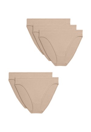 Vijf paar beige katoenen damesslips, gerangschikt in twee overlappende rijen op een witte achtergrond.