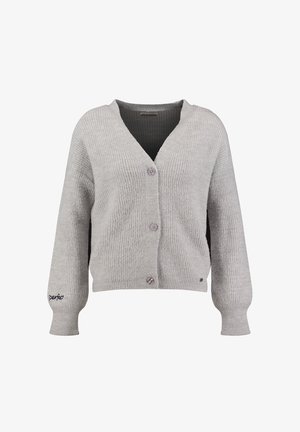 Cardigan in maglia grigia chiaro a coste con scollo a V, tre bottoni frontali, maniche lunghe a sbuffo e piccolo ricamo nero con testo sul polsino sinistro.