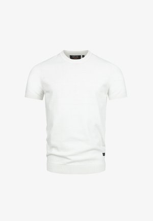 Biały krótki sweter z dzianiny z okrągłym dekoltem, z prążkowanym kołnierzem, mankietami i dołem, z małą czarną metką marki na dolnym brzegu.