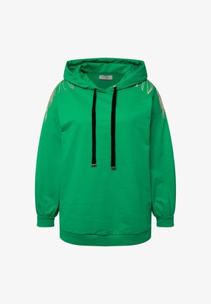 Zelená mikina s kapucí vyrobená z jemného materiálu, vybavená stahovacími šňůrkami, dlouhými rukávy a dekorativními korálky na ramenech.