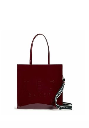 Bolso rectangular oscuro rojo brillante con doble asa y una correa desmontable en blanco y negro con la etiqueta Ted Baker London.