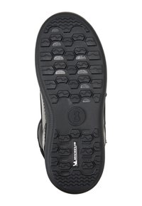 Černá pryžová podrážka boty s vzorovaným běhounem obsahujícím šestihranné a úhlové tvary, označená písmenem "B" a nápisem "MICHELIN." Texturovaný povrch.