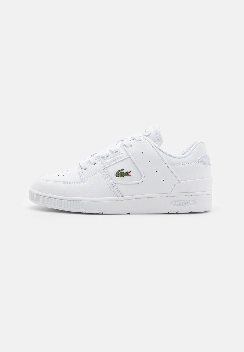 Baskets basses blanches Lacoste avec lacets, embout perforé, logo crocodile vert sur le côté et semelle texturée.