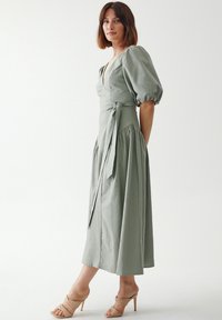 WILLA TAYLOR TIE - Dnevna obleka - sage green