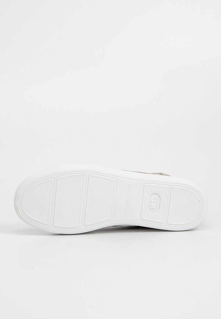 Weiße Gummisohle mit einem strukturierten Muster, runde Form und braunem Obermaterial. Minimalistisches Design, keine zusätzlichen Akzente sichtbar.