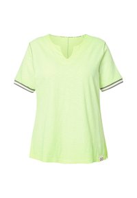 T-shirt verde lime a maniche corte con scollatura a V, con dettagli a strisce grigie sulle maniche e un piccolo logo del marchio sull'orlo.