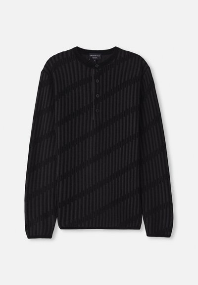 Maglione henley nero a maniche lunghe con texture a coste. Presenta tre bottoni al colletto e un motivo a strisce diagonali in un nero più scuro.
