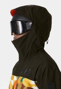 Dunkelgrüne Skijacke mit einem bunten, gemusterten Vorderteil, hat einen hohen Kragen und ein kapuzenförmiges Design. Beinhaltet Logo-Details und eine glatte Textur.