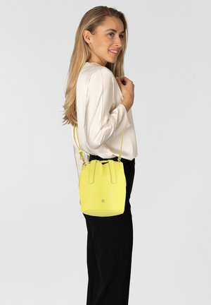 Borsa a secchiello gialla in pelle con finitura testurizzata, due manici superiori e tracolla regolabile. Design minimalista con un discreto dettaglio del logo alla base.