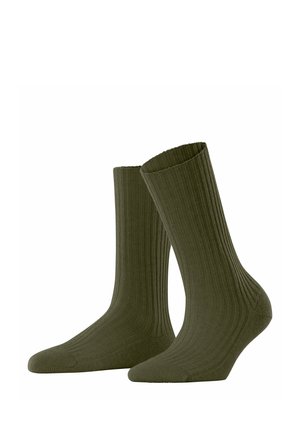 Olivgrüne gerippte Socken mit einer Höhe bis zur Mitte der Wade. Hergestellt aus weichem Stoff, mit einer glatten Textur und einem elastischen Bund für zusätzlichen Komfort.