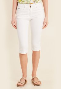 Witte capri jeans met een slim fit, vijf-pocket ontwerp en opgerolde broekspijpen. Gemaakt van stretch denim, met een gouden knoopsluiting.