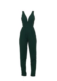 Πράσινη ολόσωμη φόρμα με βαθύ V-λαιμόκοψη, μανίκια χωρίς μανίκια, εφαρμοστή γραμμή και στενά μπατζάκια. Κατασκευασμένη από λείο, ελαστικό ύφασμα.