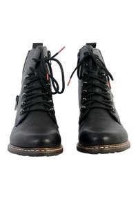 Une paire de bottines en cuir noir avec des bouts ronds, des lacets sur le devant, des fermetures éclair sur le côté et des semelles cousues marron, vue de face.