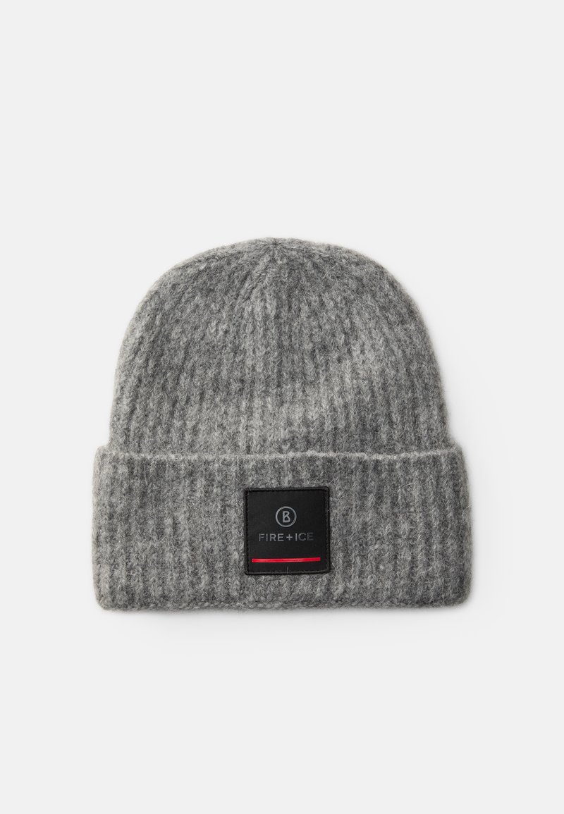 Szürke kötött sapka bordázott textúrával, fekete négyzet alakú folttal, amelyen a "FIRE+ICE" felirat és egy piros díszcsík található.