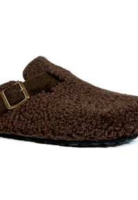 Sabots en laine bruns présentant un extérieur texturé, une sangle en cuir avec une boucle en métal, et une semelle en caoutchouc noir pour une meilleure adhérence.