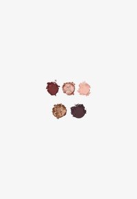 Cinque polveri pigmentate rotonde in diverse tonalità: rosso intenso, marrone scintillante, rosa tenue, rosa nude e prugna scura. Finiture testurizzate, opache e metalliche.